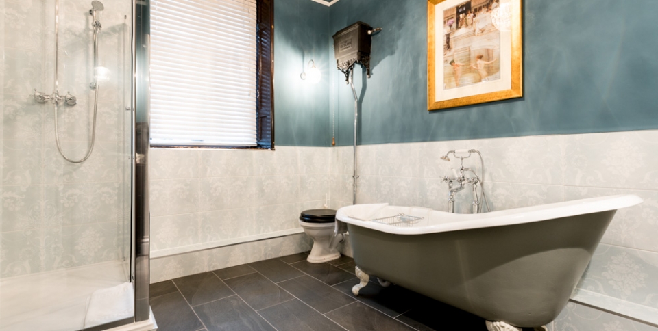 Luxurious Victorian bathroom: the Rydal suite